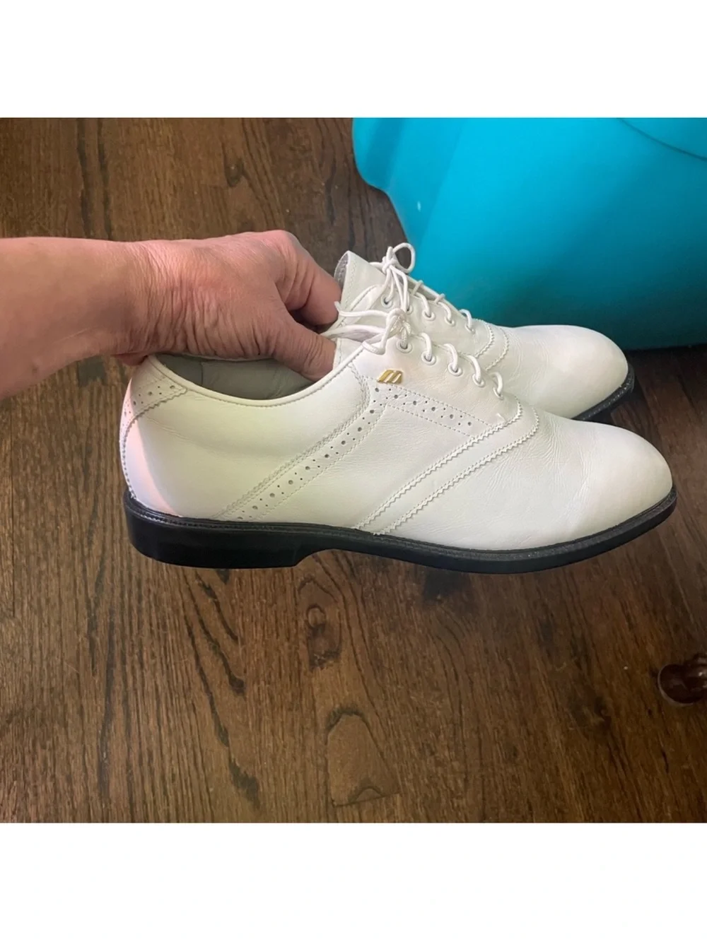 Classic White Leather Lace-Up Men’s golfing cleats. 10.5